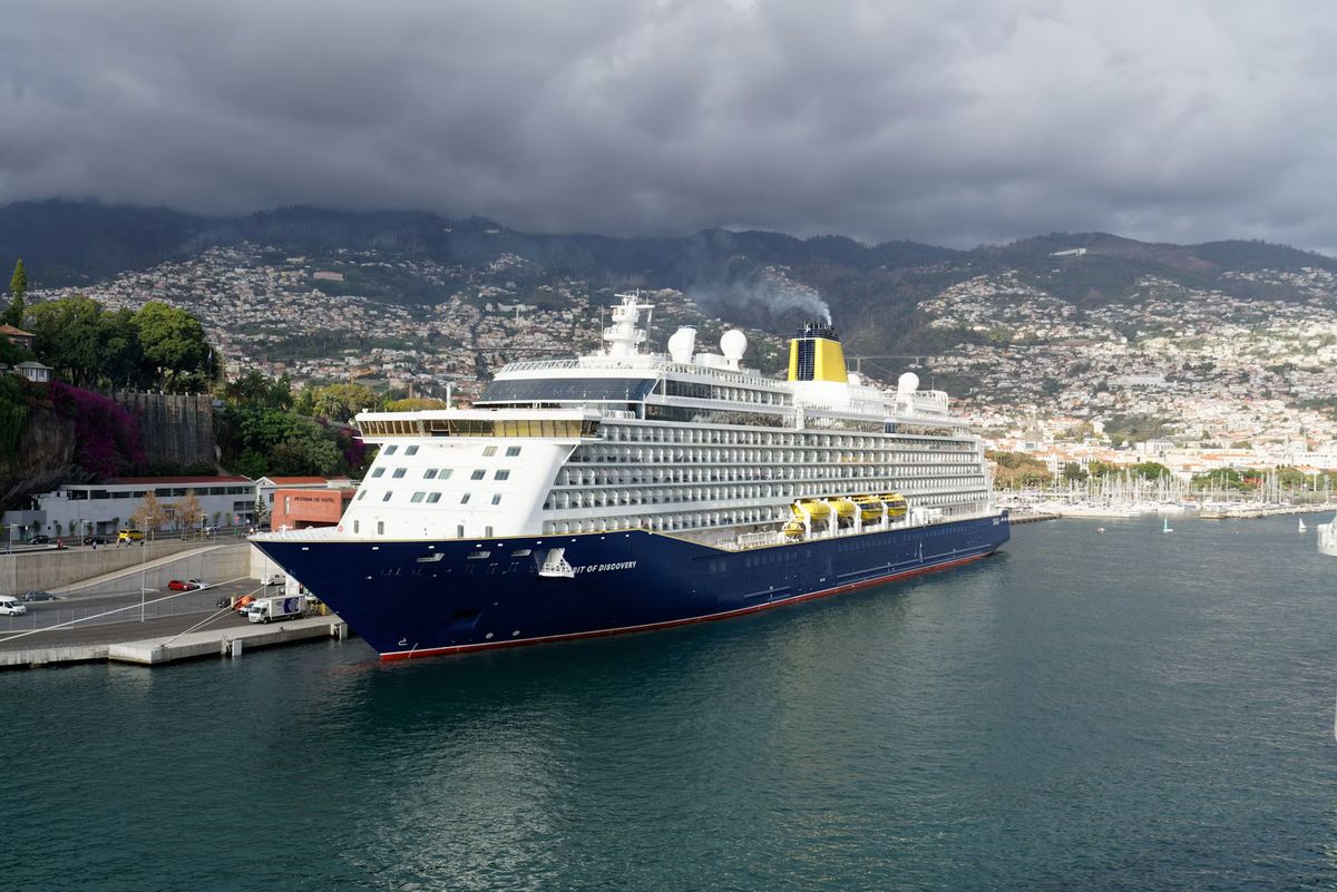 Kreuzfahrtschiff am Kai im Hafen von Funchal